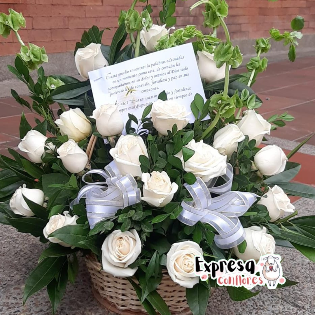 canasta de rosas blancas